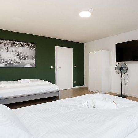 Einfach Aber Sehr Komfortabel - Wohnung Fuer 6 Personen - 2Xwc - Grupen, Messe, Monteure, Studenten - Voll Ausgestattet - 6 Betten 140X200Cm Hochwertig, 3 Smart-Tv 55 Zoll Netflix, 1000 Mbit Wlan, Voll Ausgestattete Kueche Duisburg Eksteriør bilde