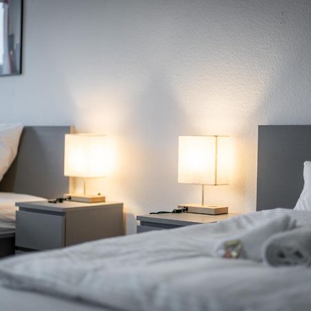 Einfach Aber Sehr Komfortabel - Wohnung Fuer 6 Personen - 2Xwc - Grupen, Messe, Monteure, Studenten - Voll Ausgestattet - 6 Betten 140X200Cm Hochwertig, 3 Smart-Tv 55 Zoll Netflix, 1000 Mbit Wlan, Voll Ausgestattete Kueche Duisburg Eksteriør bilde