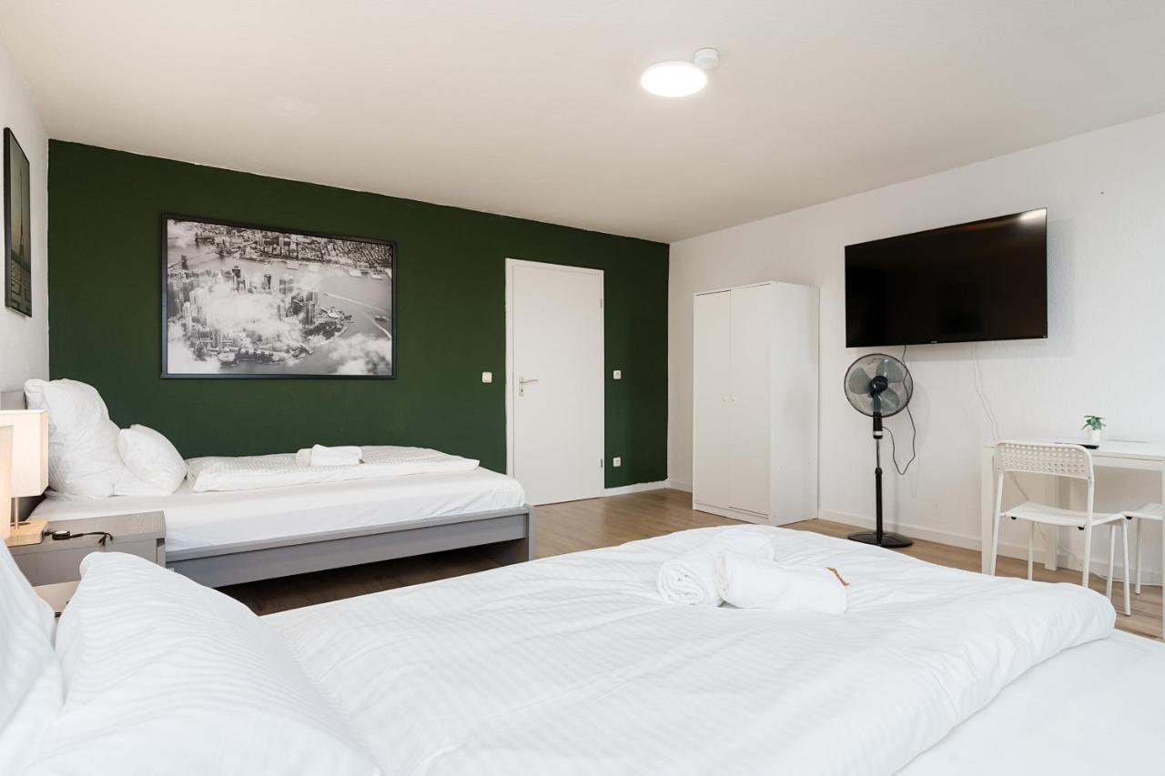 Einfach Aber Sehr Komfortabel - Wohnung Fuer 6 Personen - 2Xwc - Grupen, Messe, Monteure, Studenten - Voll Ausgestattet - 6 Betten 140X200Cm Hochwertig, 3 Smart-Tv 55 Zoll Netflix, 1000 Mbit Wlan, Voll Ausgestattete Kueche Duisburg Eksteriør bilde