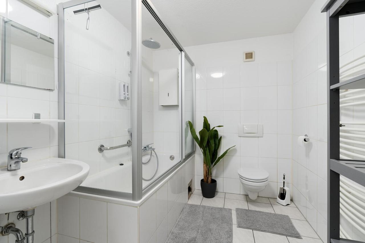 Einfach Aber Sehr Komfortabel - Wohnung Fuer 6 Personen - 2Xwc - Grupen, Messe, Monteure, Studenten - Voll Ausgestattet - 6 Betten 140X200Cm Hochwertig, 3 Smart-Tv 55 Zoll Netflix, 1000 Mbit Wlan, Voll Ausgestattete Kueche Duisburg Eksteriør bilde