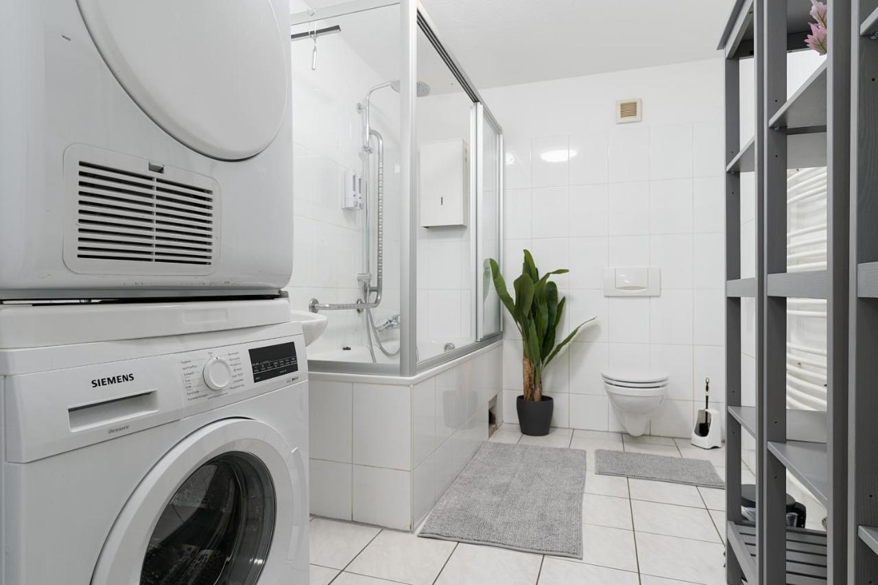 Einfach Aber Sehr Komfortabel - Wohnung Fuer 6 Personen - 2Xwc - Grupen, Messe, Monteure, Studenten - Voll Ausgestattet - 6 Betten 140X200Cm Hochwertig, 3 Smart-Tv 55 Zoll Netflix, 1000 Mbit Wlan, Voll Ausgestattete Kueche Duisburg Eksteriør bilde