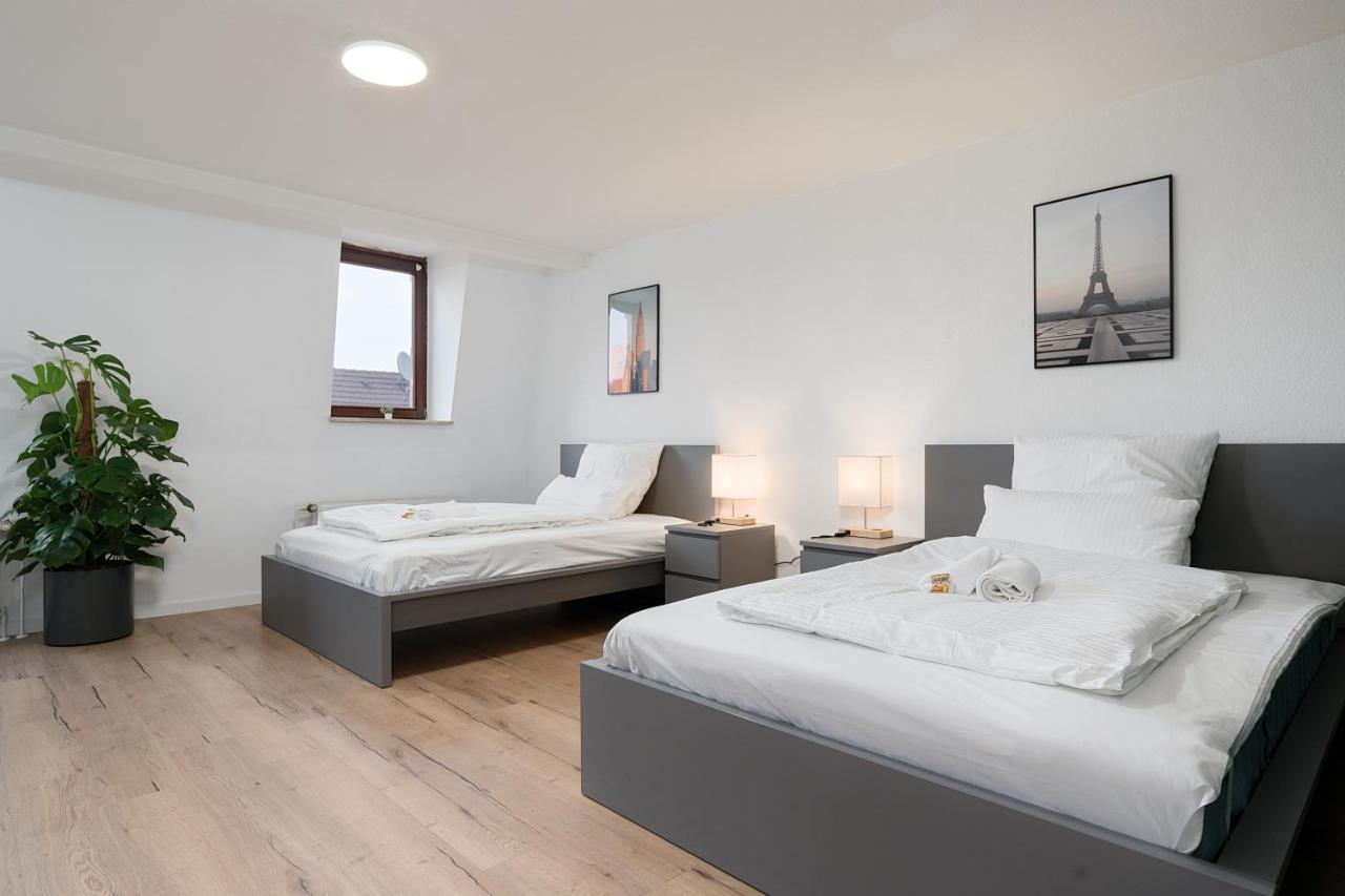 Einfach Aber Sehr Komfortabel - Wohnung Fuer 6 Personen - 2Xwc - Grupen, Messe, Monteure, Studenten - Voll Ausgestattet - 6 Betten 140X200Cm Hochwertig, 3 Smart-Tv 55 Zoll Netflix, 1000 Mbit Wlan, Voll Ausgestattete Kueche Duisburg Eksteriør bilde