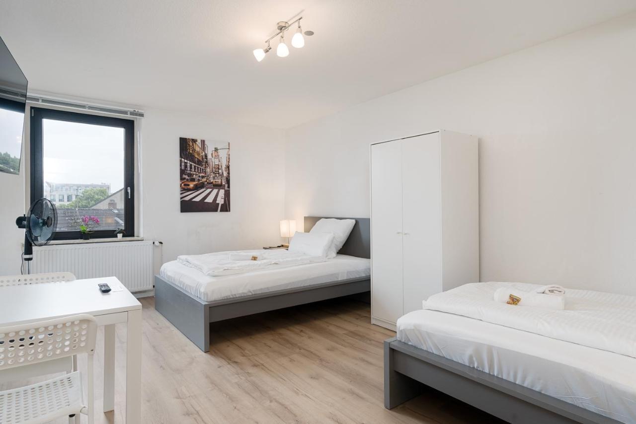 Einfach Aber Sehr Komfortabel - Wohnung Fuer 6 Personen - 2Xwc - Grupen, Messe, Monteure, Studenten - Voll Ausgestattet - 6 Betten 140X200Cm Hochwertig, 3 Smart-Tv 55 Zoll Netflix, 1000 Mbit Wlan, Voll Ausgestattete Kueche Duisburg Eksteriør bilde